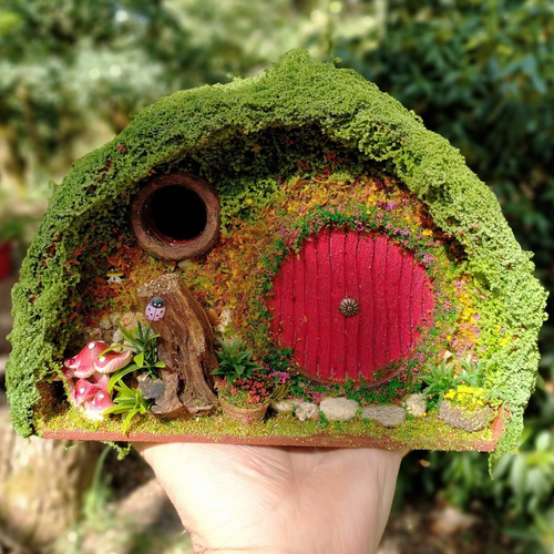 Nichoir demi-lune féérique porte rouge – fait-main bretagne, coccinelle & abeille, toit moussu, bois non traité – pièce unique