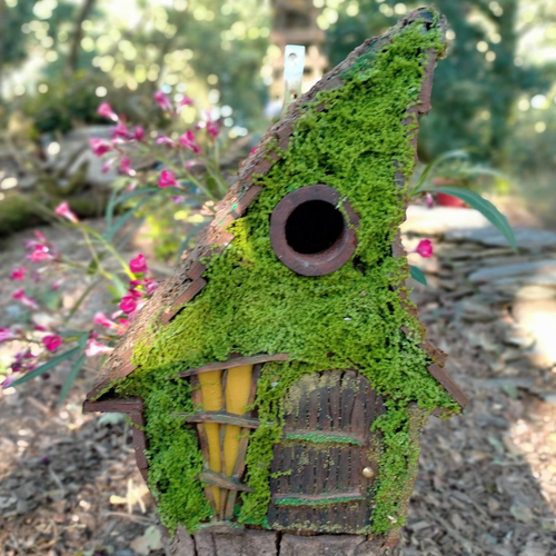 Nichoir maison de lutin – façade mousse, porte & fenêtre fait-main, bois non traité, trou 32mm – fait-main bretagne, pièce unique