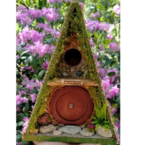 Nichoir triangle maison de fée – porte ronde bois, toit copeaux, végétation synthétique, fait-main bretagne – pièce unique