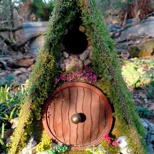 La cabane fleuri de la colline – nichoir triangle porte ronde bois, mousse & fleurs roses, galets – fait-main bretagne pièce unique