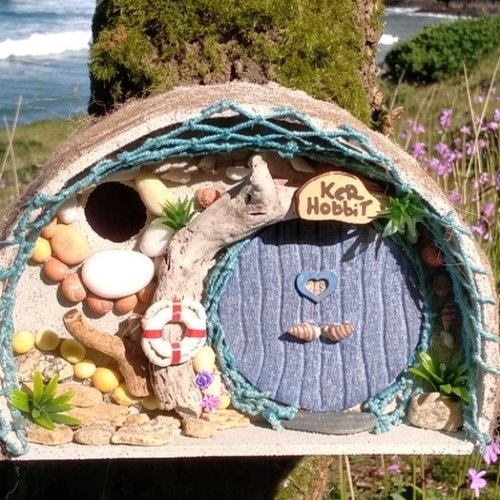 Ker hobbit – nichoir bord de mer, porte bleue cœur, filet pêche, coquillages & bois flotté, fait-main bretagne pièce unique