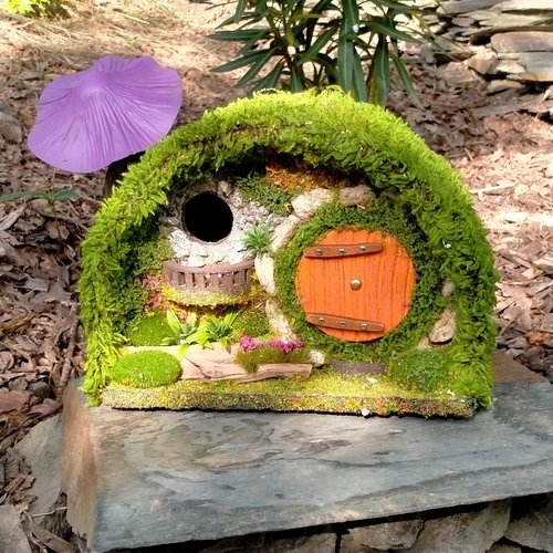 Le terrier d’automne – nichoir arche mousse, porte ronde orange, balcon pierre & bois flotté fleuri –pièce unique