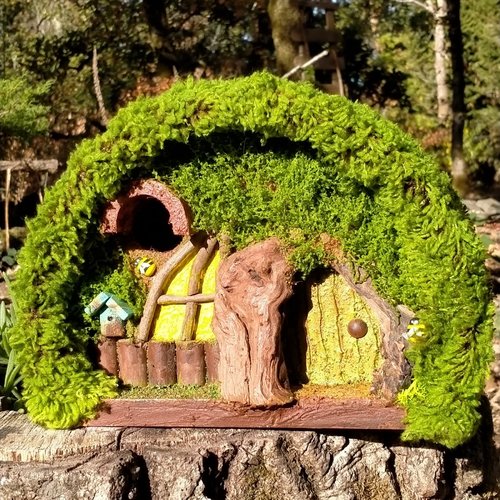 Le hameau des abeilles – nichoir dôme mousse, porte jaune racine, fenêtre & mini nichoir bleu – fait-main bretagne pièce unique