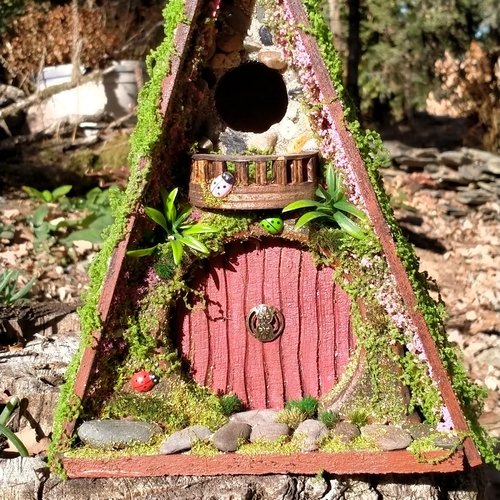 La chapelle aux coccinelles – nichoir triangle porte rouge, balcon bois & coccinelles, galets – fait-main bretagne pièce unique