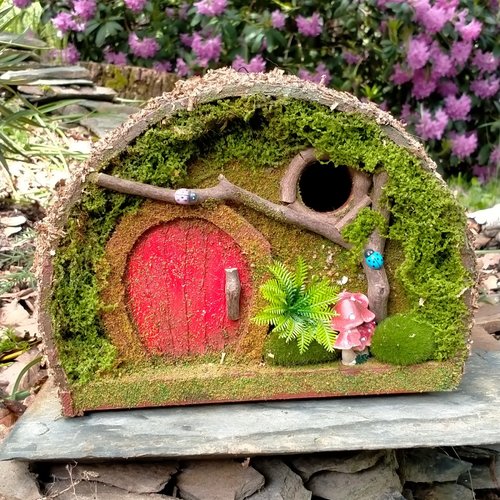 Le refuge du sous-bois – nichoir demi-lune porte rouge, mousse, champignons & coccinelles – fait-main bretagne pièce unique