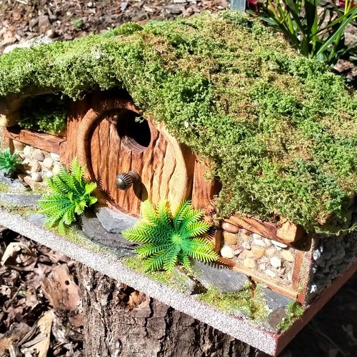 La maison de hobbit chêne – nichoir toit mousse, porte ronde bois, murs galets & fougères – fait-main bretagne