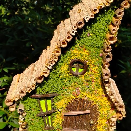 Le hameau des osmies – hôtel à insectes maison hobbit, bambou & roseaux, trous 3-10mm – fait-main bretagne pièce unique