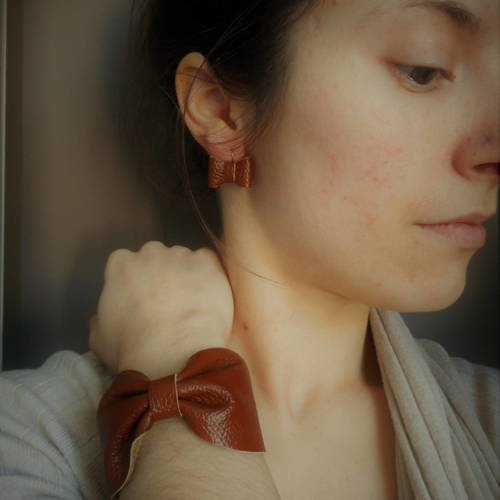Parure bijoux bracelet et boucles d'oreilles nœuds origami cuir marron camel.
