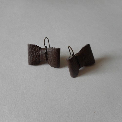 Puces d'oreilles noeuds papillon marron foncé, bijoux noeuds origami cuir.