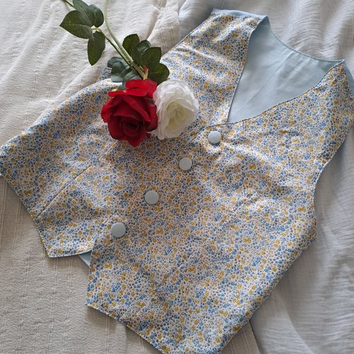 Gilet de costume mariage motifs liberty bleu ciel et jaune phoebe, veston homme bohème.