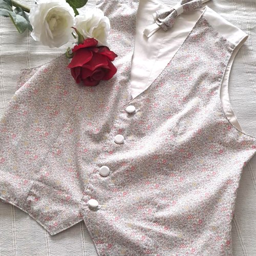 Gilet costume sans manches hommes pour cérémonie coton fleuri liberty pastel ecru sur mesure.