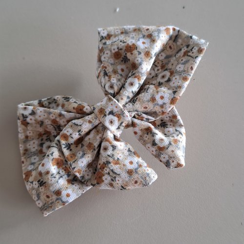 Barrette petite fille nœud vintage tissu fleuri beige /barrettes cheveux pour enfant , mode enfantine rétro.