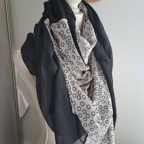 Foulard femme automne gaze de coton noir et imprimé graphique beige, style bohème, châle couvrant, écharpe pour elle.