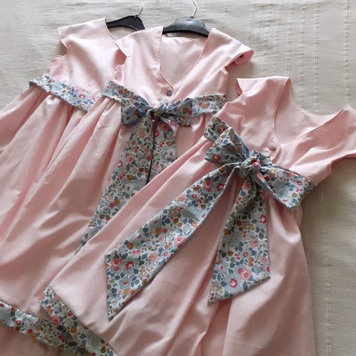 Robe demoiselle d'honneur enfant bohème rose päle et ceinture fleurie liberty pastel.