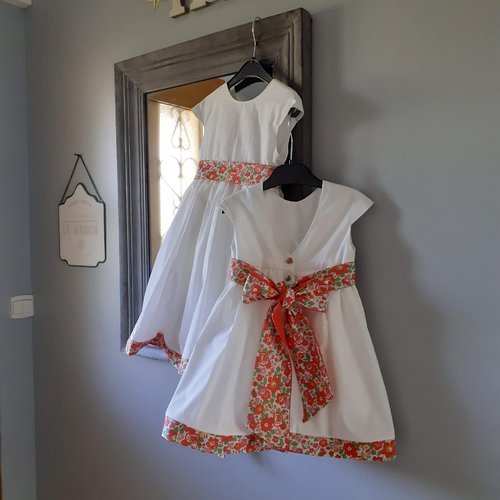 Robe mariage petite fille rétro blanche ceinture grand noeud fleurie rouge liberty.