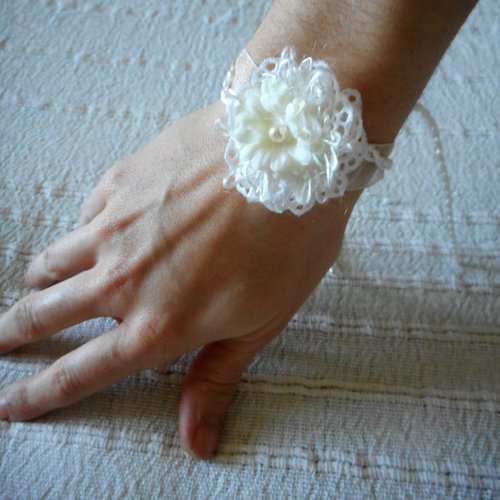 Bracelet mariage, demoiselle d'honneur fleur de dentelle blanche et écru