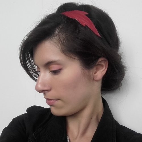 Headband plume en cuir rouge élastique, bandeau mariage, cortège, coiffure rétro bohème en cuir.