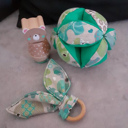 Coffret naissance balle montessori et hochet grelot oreilles de lapin personnalisable.