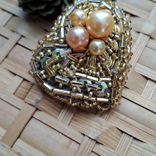 Broche cœur doré brodée à la main, cadeau exceptionnel fêtes des mères, femmes.