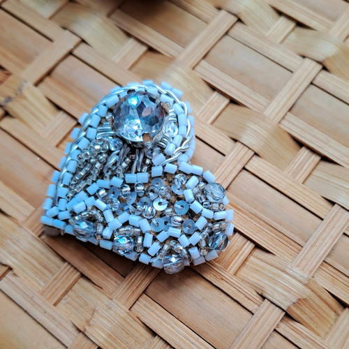 Broche brodée à la main coeur de strass et perles argent, bijou haute couture, cadeau fêtes des mères