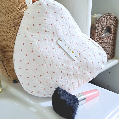 Trousse toilette forme coeur collection fête des mères, trousse matelassée écru motifs petits coeur, cadeau original femmes, maman