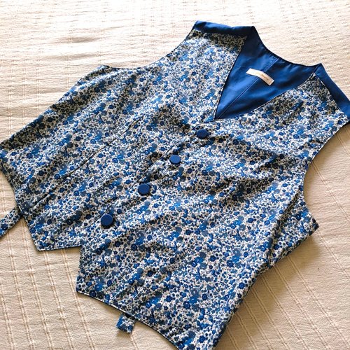 Gilet de cérémonie pour hommes coton fleuri liberty bleu marine sur mesure.