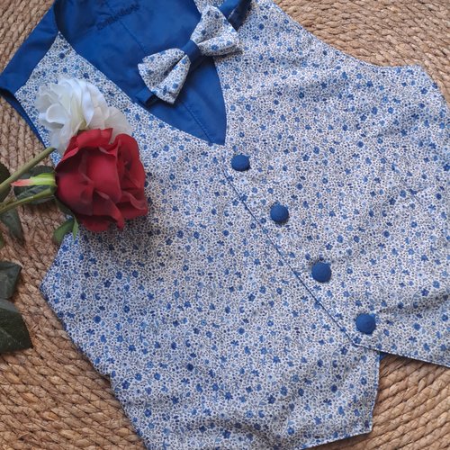 Gilet de cérémonie liberty fleuri bleu ,costume pour hommes sur mesure.