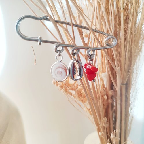 Broche porte-bonheur protection corse avec son corail.