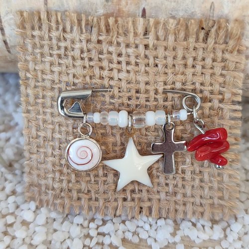 Broche naissance porte-bonheur étoile avec corail et œil de ste lucie.