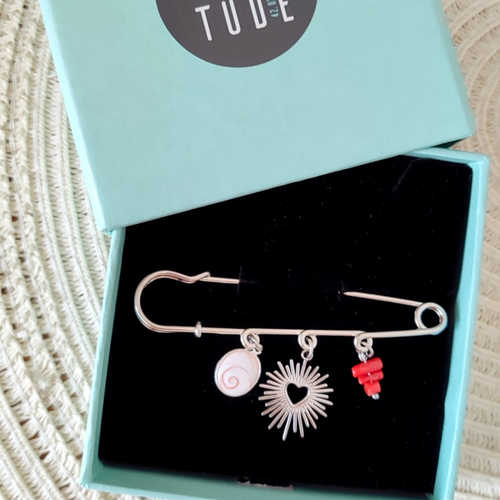 Broche porte-bonheur ajaccienne.