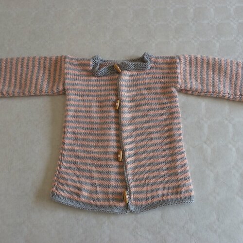 Gilet manches longues à rayures saumons et grises fait mains en laine acrylique pour bébé fille 6 mois