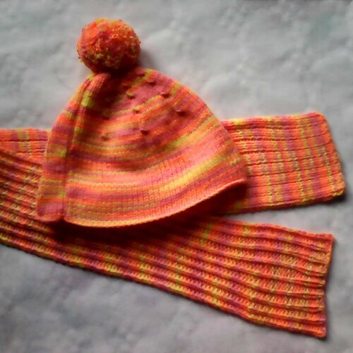 Bonnet à pompon et son écharpe orange pour bébé fille taille naissance