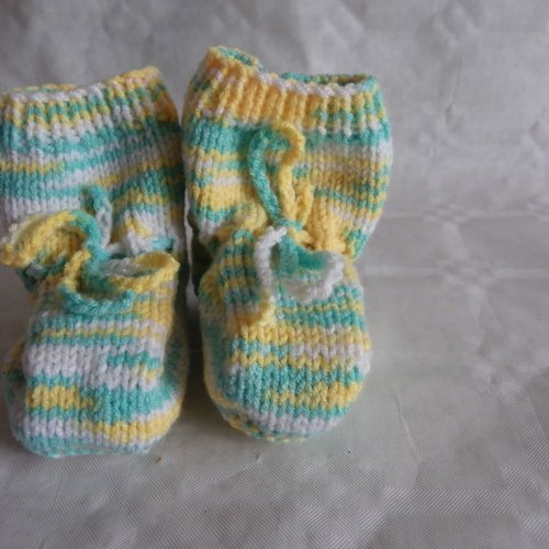 Chaussons vert et jaune , bébé fille ou garçon , taille 0 à 3 mois