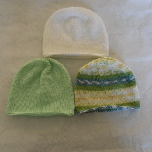 Lot de 3 bonnets vert et blanc
