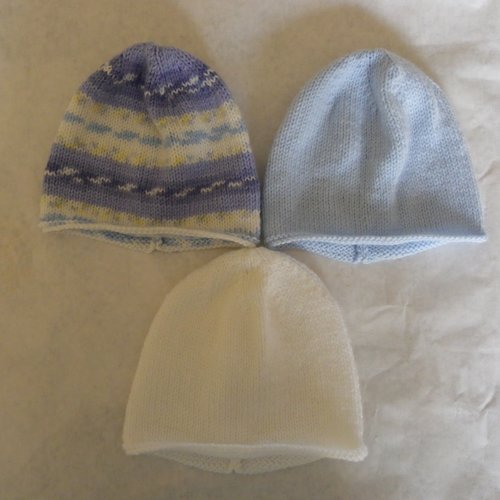 Lot de 3 bonnets " 1 bleu , 1 blanc et 1 bleu jacquard "  , taille naissance