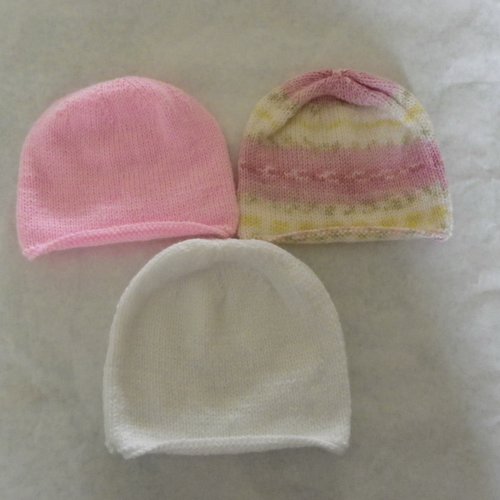 Lot de 3 bonnets  " 1 rose , 1 rose jacquard et un blanc " , taille naissance