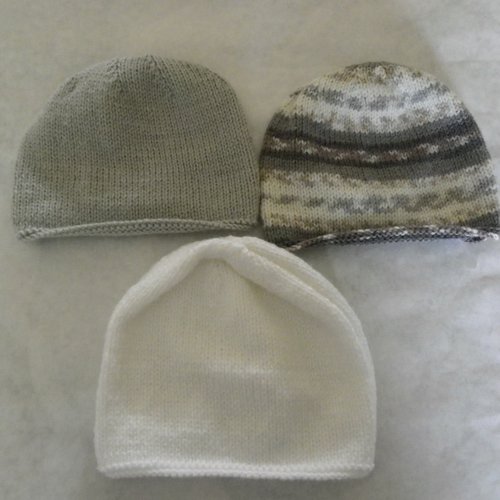 Lot de 3 bonnets 1 blanc , 1 gris et 1 jacquard gris taille naissance