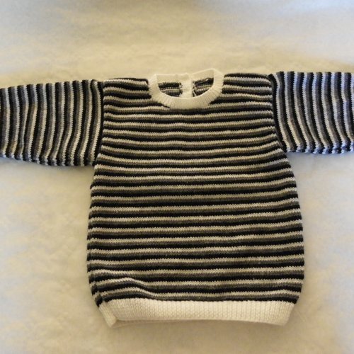 Pull rayé blanc , noir et gris , taille 24 mois
