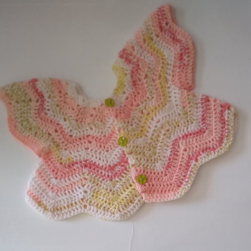 Brassière bébé tricotée mains