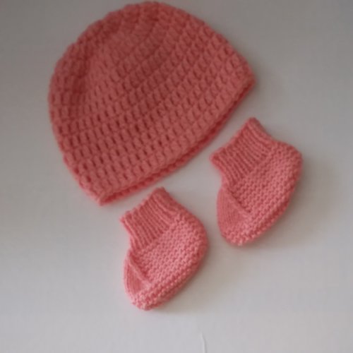 Ensemble bébé bonnet et chaussons tricotés mains