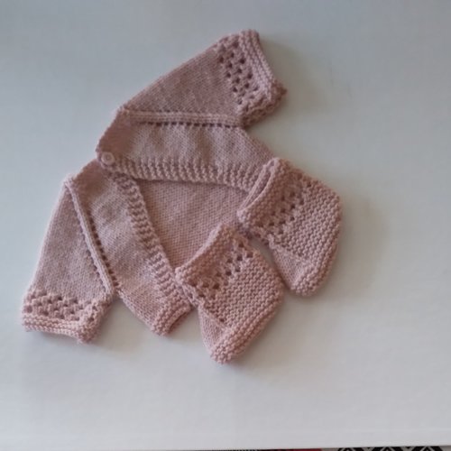 Brassière bébé tricotée mains et ses petits chaussons assortis