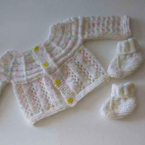 Brassière bébé tricot et petits chaussons