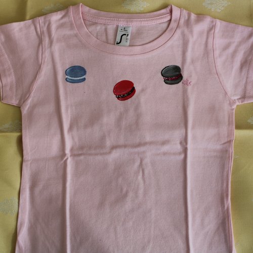 Tee shirt enfant rose peint à la main quirlande de macarons 4 ans