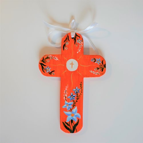 Croix de baptême ou de communion en bois fleurs champêtres bleu ciel sur fond orange