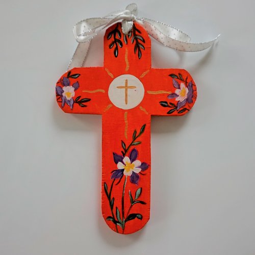 Croix de l'espérance de baptême ou de communion en bois fleurs violettes sur fond orange
