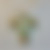 Croix de berceau en bois fleurs orangées sur fond vert pâle petit modèle