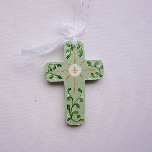 Croix de berceau en bois guirlande fleurs blanches sur fond vert irisé tout petit modèle