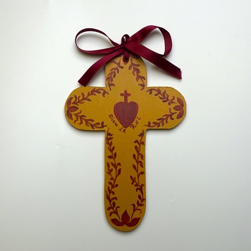 Croix de baptême ou de communion en bois coeur vendéen rouge sur fond ocre