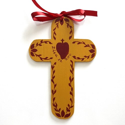Croix de l'espérance de baptême ou de communion en bois coeur vendéen rouge sur fond ocre