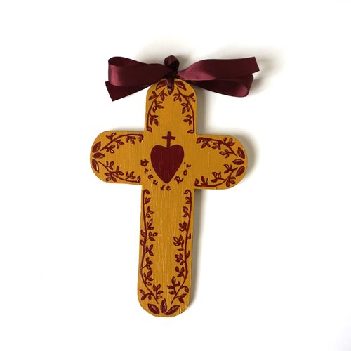 Croix de l'espérance de baptême ou de communion en bois coeur vendéen rouge sur fond ocre
